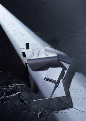 リネン生地を用いて部屋のアレンジをする